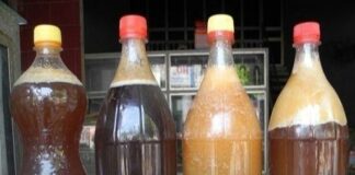 Khi mua mật ong, chỉ cần lật ngược chai mật ong, nhìn sơ qua là có thể biết mật ong thật và giả, không nên mua tùy tiện