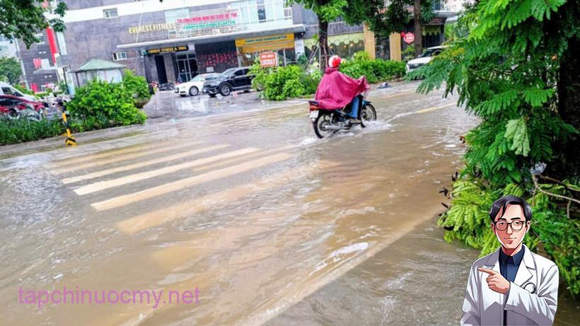 Nhiều tuyến đường bị ngập cục bộ do ảnh hưởng của bão số 11. (Ảnh: VĂN THỊNH)