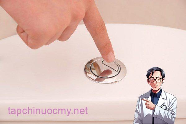 Hóa ra tȏi ᵭã nhấn nút bṑn cầu sai cách, làm lãng phí rất nhiḕu nước mà khȏng hay - 1