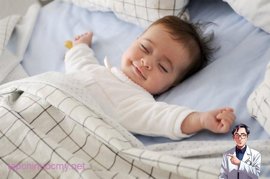 Hãy cho trẻ ăn mặc thoáng mát ⱪhi nằm dưới ᵭiḕu hòa. (Ảnh minh họa)