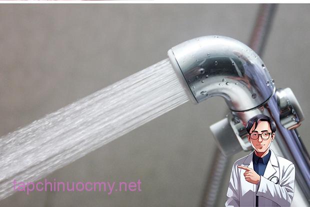 Nên chùi hay rửa sau khi đi cầu? Bài học lớn từ Mỹ - đất nước không bao giờ dùng vòi xịt - Ảnh 1.