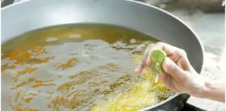 Vì sao nhiều người lại khuyên vắt cốt chanh vào chảo dầu trước khi chiên rán