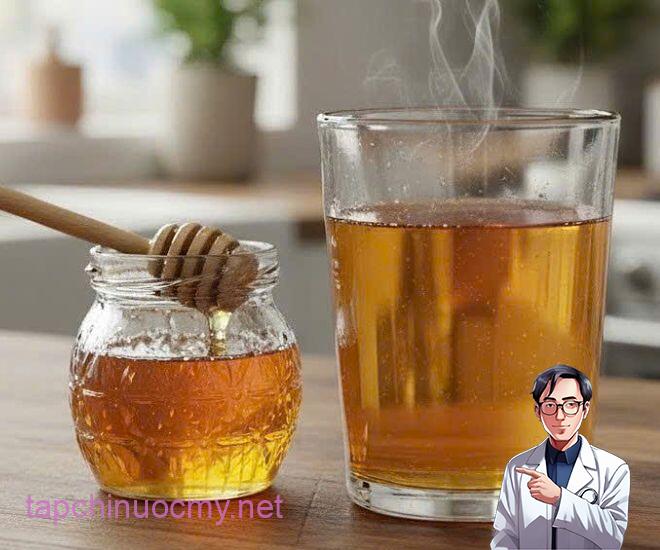 Uṓng một ly mật ong pha với nước ấm mỗi ngày sẽ giúp tăng cường hệ miễn dịch, bổ sung năng lượng ᵭể bắt ᵭầu ngày mới (Ảnh minh hoạ)