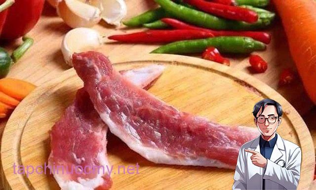 Nghe tên có vẻ lạ, nhưng xương lưỡi liềm là phần đặc biệt nằm ở khớp nối giữa hai chân trước của con lợn, gần chiếc xương có hình cong như lưỡi liềm – vì thế mà có tên gọi này. 