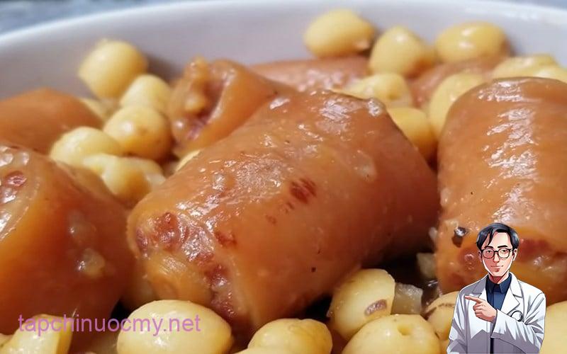 Một món hầm thanh đạm và giàu dinh dưỡng không thể không nhắc đến chính là đuôi heo hầm hạt sen.