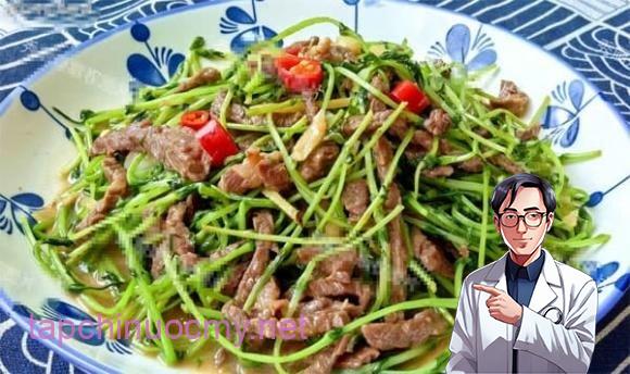Cho một lượng vừa đủ lòng trắng trứng và tinh bột vào thịt bò, trộn đều.