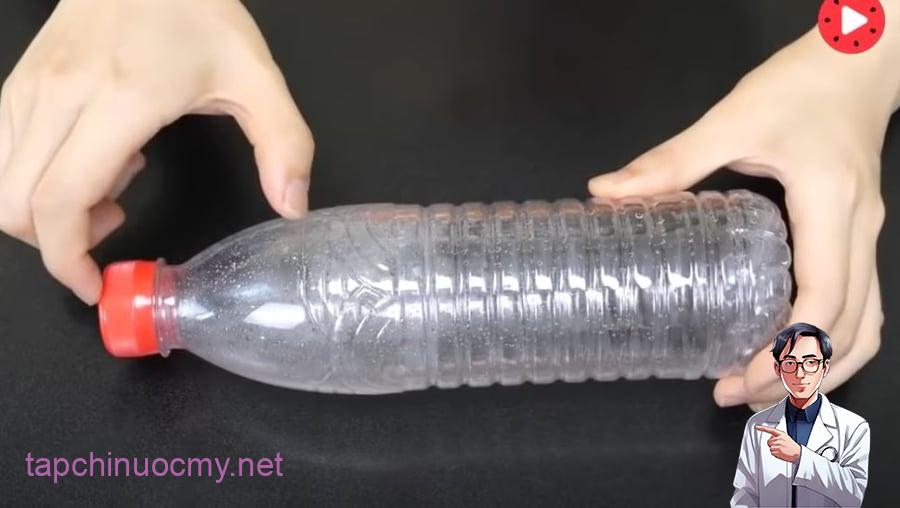 Chỉ cần cắt một đoạn ngắn ở đầu chai nhựa là được.
