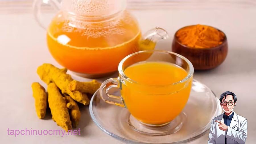 Uống nước nghệ tươi mang lại nhiều lợi ích cho sức khỏe.