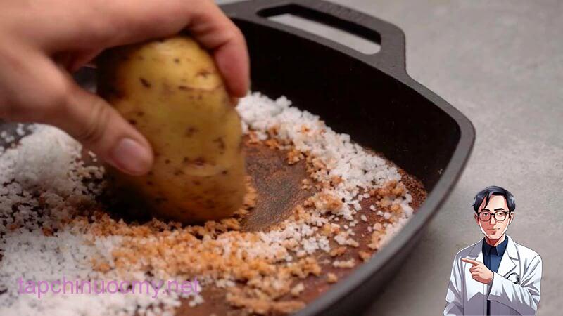 Cách phục hồi chảo chống dính bằng khoai tây