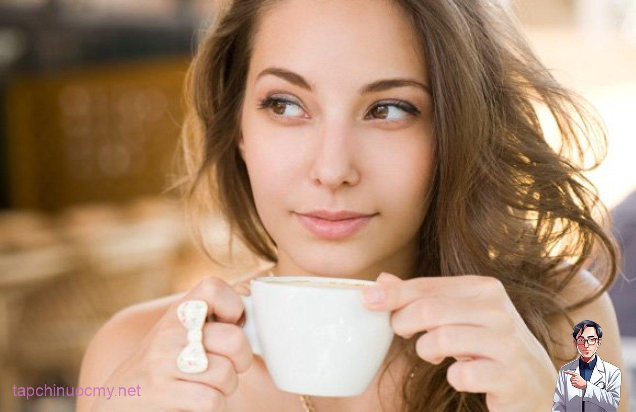 Cà phê, thức uống giàu năng lượng, về lâu dài, thói quen dùng thức uống này mỗi ngày sẽ khiến bạn trẻ trung hơn so với tuồi. (Ảnh minh họa)