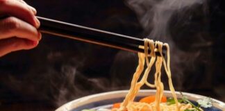 Dừng ngay cách ăn mì tôm của mình dù thèm, ghiền tới mấy
