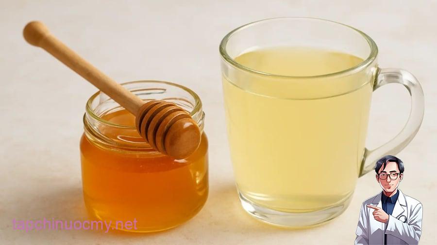Uống nước mật ong ấm vào buổi sáng mang lại nhiều lợi ích cho sức khỏe.