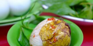 Phần bổ nhất của trứng vịt lộn mà trứng thường không có, nhiều người bỏ đi vì sợ