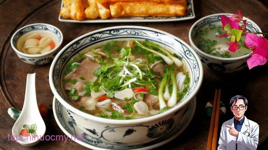Một bát phở nóng sẽ giúp bạn nhanh chóng lấy lại năng lượng, tạo cảm giác tỉnh táo hơn sau khi uống rượu.