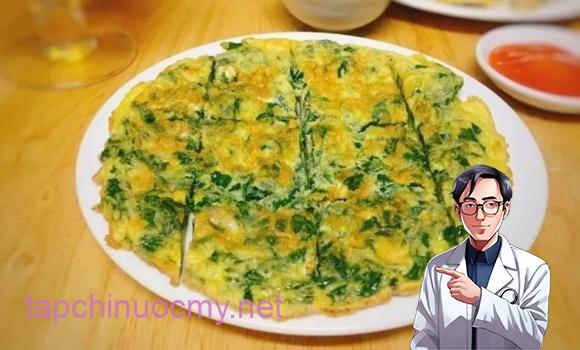 Ngải cứu chần sơ qua nước sôi, vắt ráo rồi cắt nhỏ. 