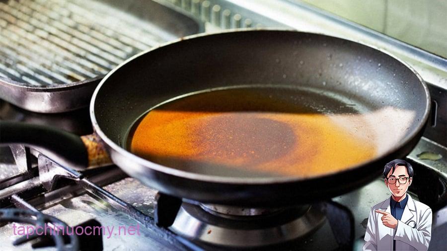 Khi dầu ăn được đun nóng ở nhiệt độ cao và sử dụng lại, nó sẽ bị oxy hóa, tạo ra các hợp chất độc hại như aldehyde và các gốc tự do. (Ảnh minh họa)