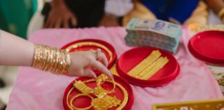 Giá vàng tăng vọt: Được họ hàng, bạn bè mừng cưới bằng vàng, giờ họ kết hôn, nên ‘đáp lễ’ thế nào?