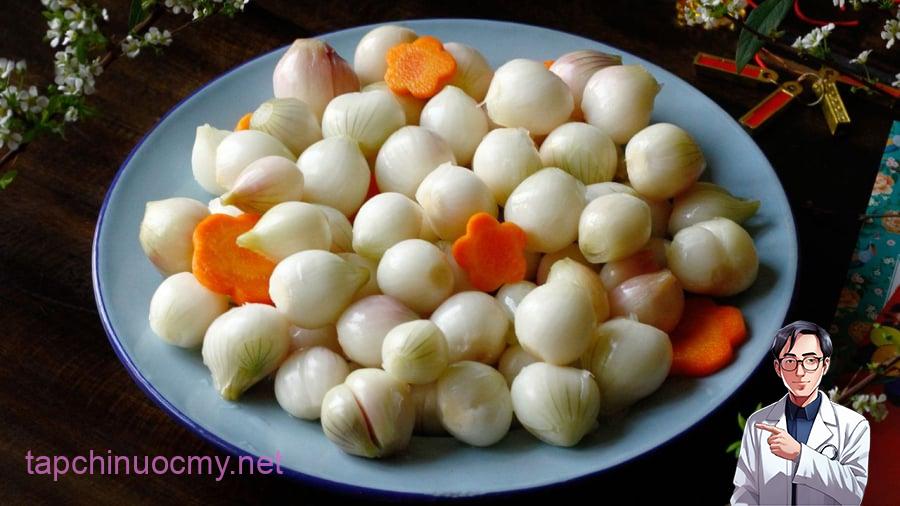 Người bị mắc bệnh dạ dày nên hạn chế ăn hành muối.