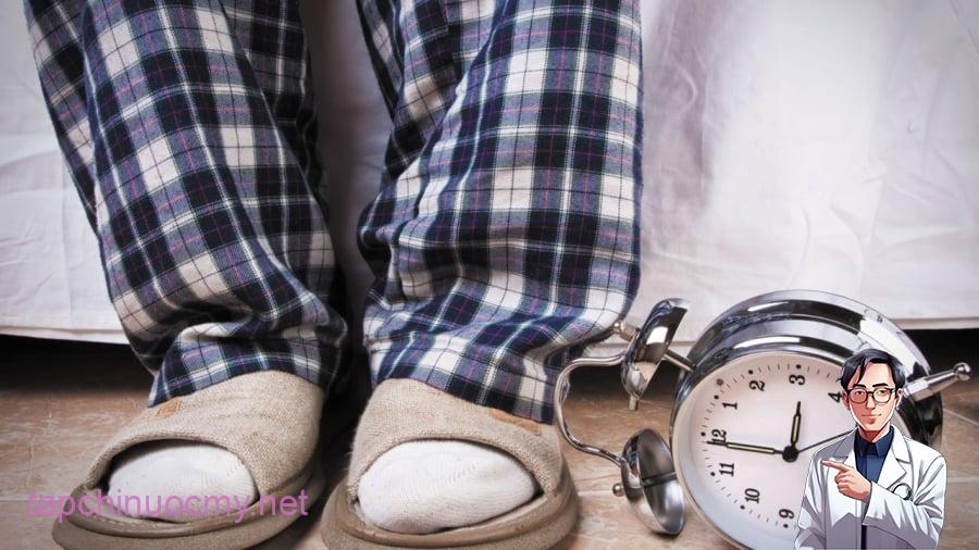 Một trong những dấu hiệu dễ nhận thấy của thận suy yếu là tình trạng đi tiểu liên tục nhiều lần vào ban đêm