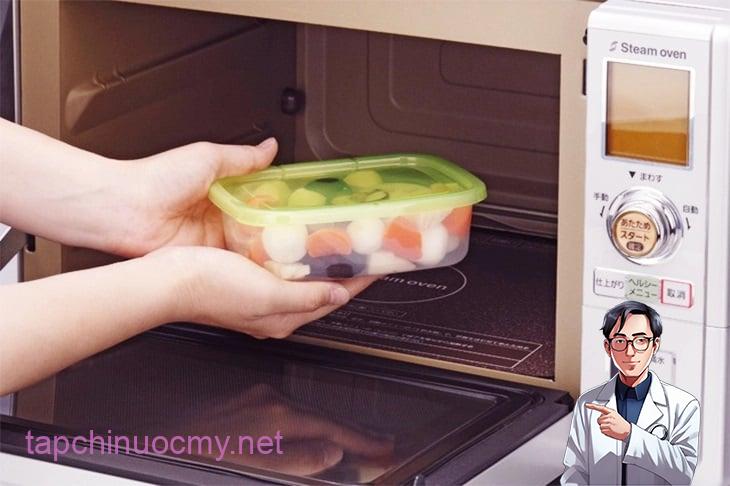 Làm nóng đồ ăn trong lò vi sóng