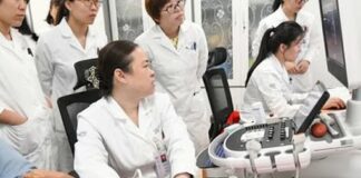 Tự kiểm tra ung thư tuyến giáp tại nhà nhờ 1 cốc nước: Nhờ đó tôi đã biết bệnh sớm, dễ điều trị