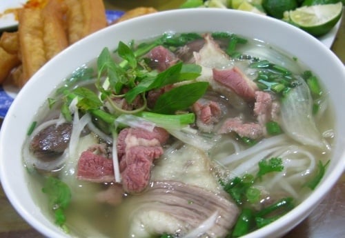 Tiến sĩ, bác sĩ Từ Ngữ – Tổng Thư ký Hội Dinh dưỡng Việt Nam – cho biết: điều quan trọng nhất trong bữa sáng là phải ăn uống khoa học và hợp lý, tức là đảm bảo sự cân đối giữa các nhóm dưỡng chất.