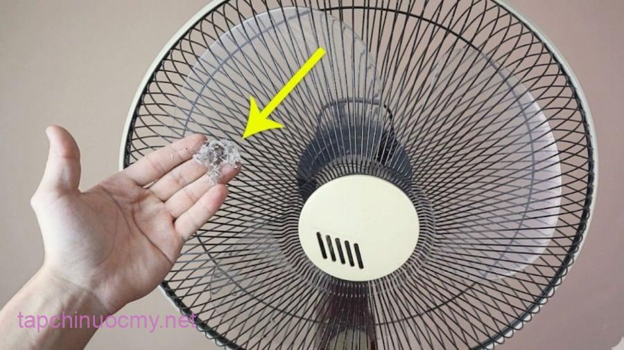 Bạn có thể làm sạch quạt mà không cần tháo lồng.