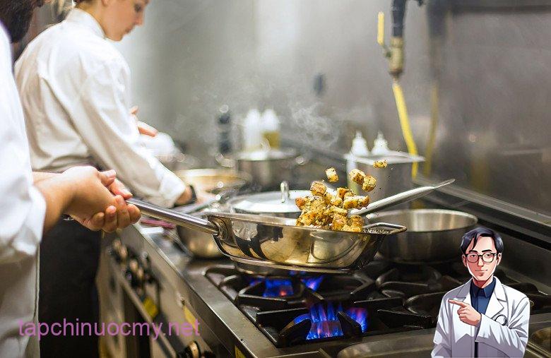 Nhiều người thích dùng bếp gas để xào nấu vì cho rằng giúp món ăn nhanh chín, ngon, giòn hơn. (Ảnh minh họa)