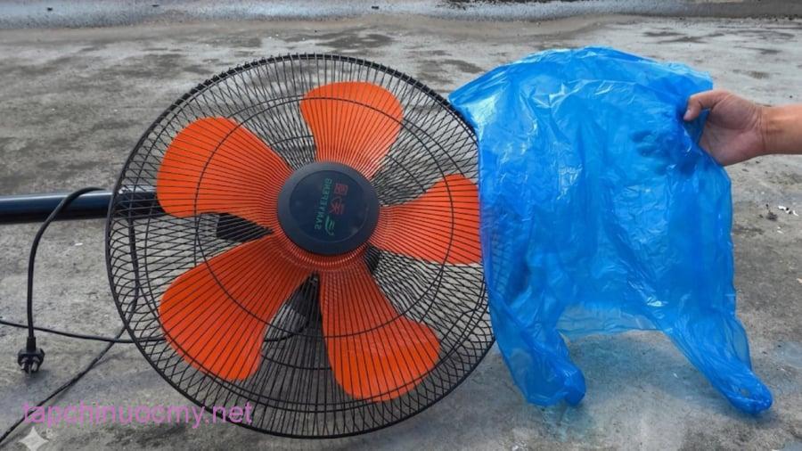 Sử dụng túi nylong bọc ra bên ngoài lồng quạt giúp giữ lại bụi bẩn trong quá trình vệ sinh.
