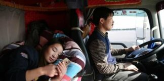 Vì sao tài xế xe tải đường dài thường thích mang theo một người phụ nữ? Họ làm gì trên xe?