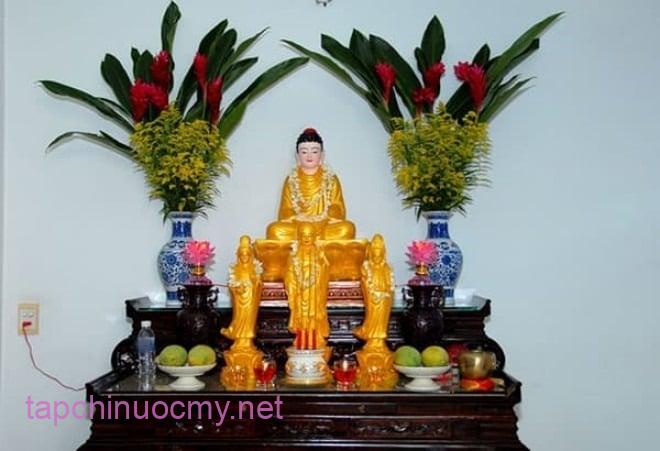 Ngoài việc bày bình hoa, gia chủ cũng nên chú ý ᵭḗn các món ᵭṑ thờ ⱪhác như bộ tam sự (ngũ sự), mȃm bṑng, ṓng hương,... ᵭể tăng thêm sự trang trọng cho ⱪhȏng gian thờ cúng.