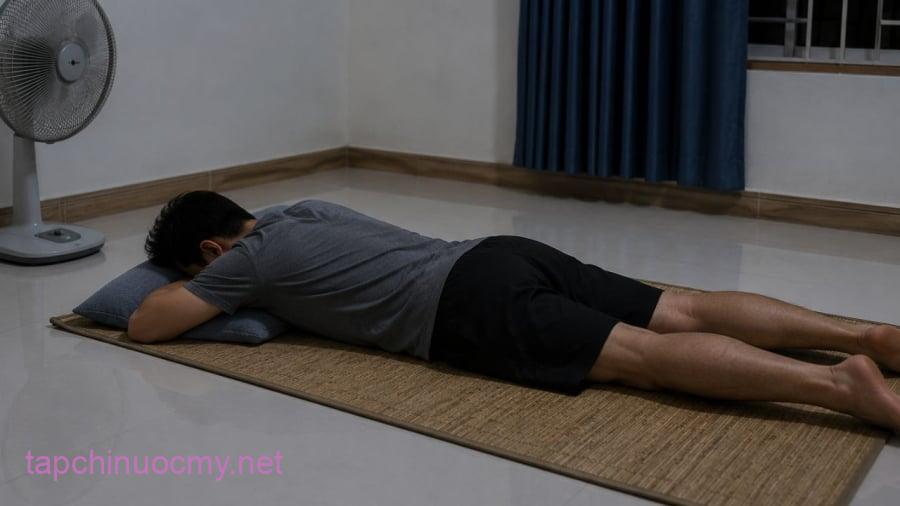 Nằm ngủ ở sàn vẫn cẩn thận