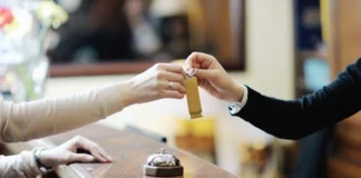 Vì sao khách sạn luôn yêu cầu trả phòng lúc 12h, không phải để dọn dẹp, nghe lý do này nhiều người mới ng:ã ng:ửa