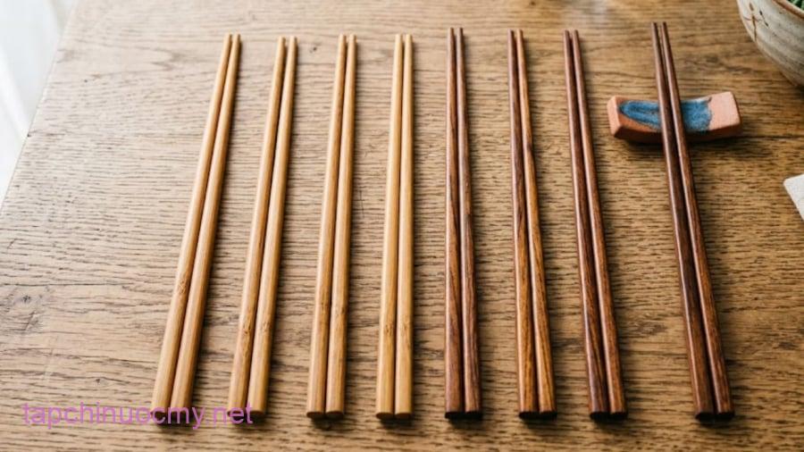 Đũa tre, thanh gỗ được sử dụng nhiều trong đời sống hàng ngày.
