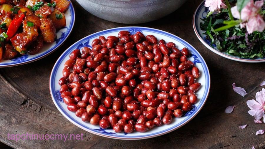 Khi làm lạc rang muối, bạn nên để lửa vừa đến nhỏ, giúp hạt lạc chín đều, không bị cháy.