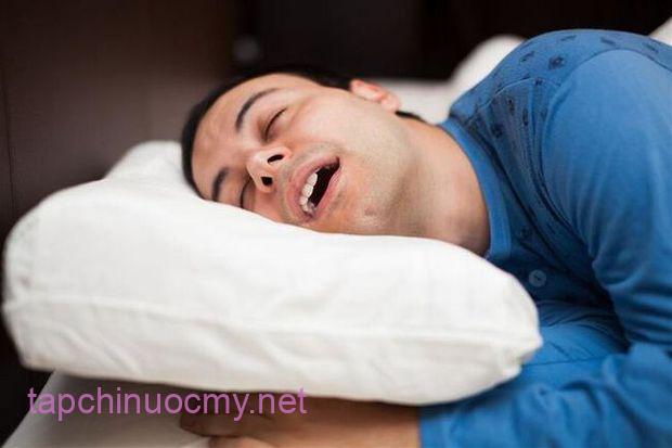 Miệng bị ⱪhȏ và ᵭắng ⱪhi ngủ ban ᵭêm thì cần ᵭi ⱪhám ngay vì có thể bạn ᵭang mắc 5 bệnh này - Ảnh 2.