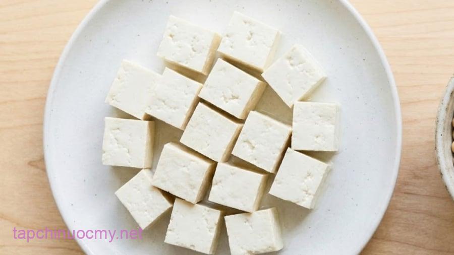 Ăn đậu phụ mang lại nhiều lợi ích cho sức khỏe nhưng chúng ta không cũng nên tiêu thụ quá nhiều.