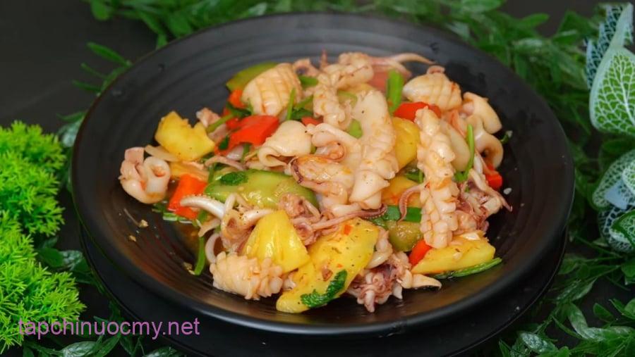 Chả phải thật nóng, mực cho vào xào nhanh