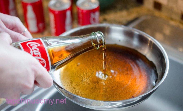 Xoong ngâm cháy đừng dùng búi sắt cọ, nhỏ vài giọt này nội sáng ngay như mới - 2