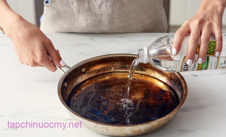 Xoong ngâm cháy đừng dùng búi sắt cọ, nhỏ vài giọt này nội sáng ngay như mới - 3