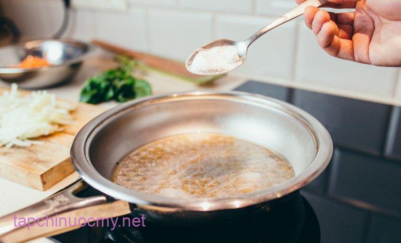 Xoong ngâm cháy đừng dùng búi sắt cọ, nhỏ vài giọt này nội sáng ngay như mới - 4