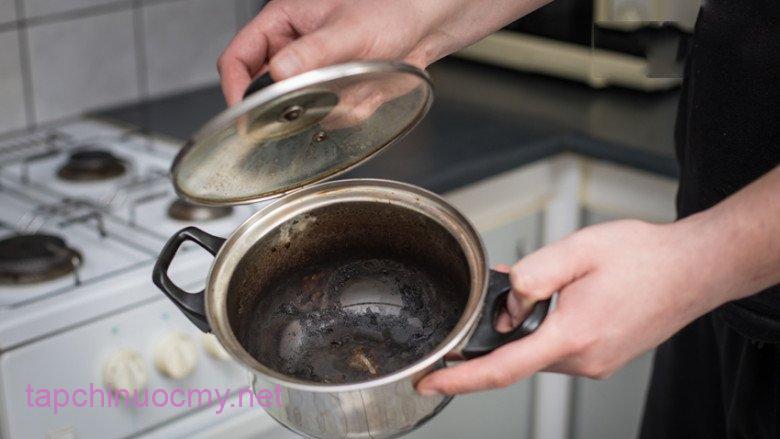 Xoong ngâm cháy đừng dùng búi sắt cọ, nhỏ vài giọt này nội sáng ngay như mới - 1