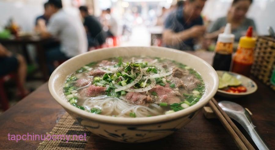Phở là món ăn sáng quen thuộc, nhưng nước dùng có thể chứa lượng muối đáng kể tùy cách chế biến.