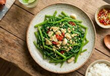 Cách xào rau muống xanh mướt, thơm lừng, không bị thâm đen