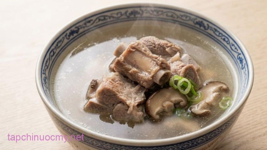 Người đang thừa cân, béo phì, bị rối loạn mỡ máu hoặc có nguy cơ mắc bệnh tim mạch cần hạn chế tiêu thụ các món ăn chứa nhiều mỡ như nước hầm xương. 