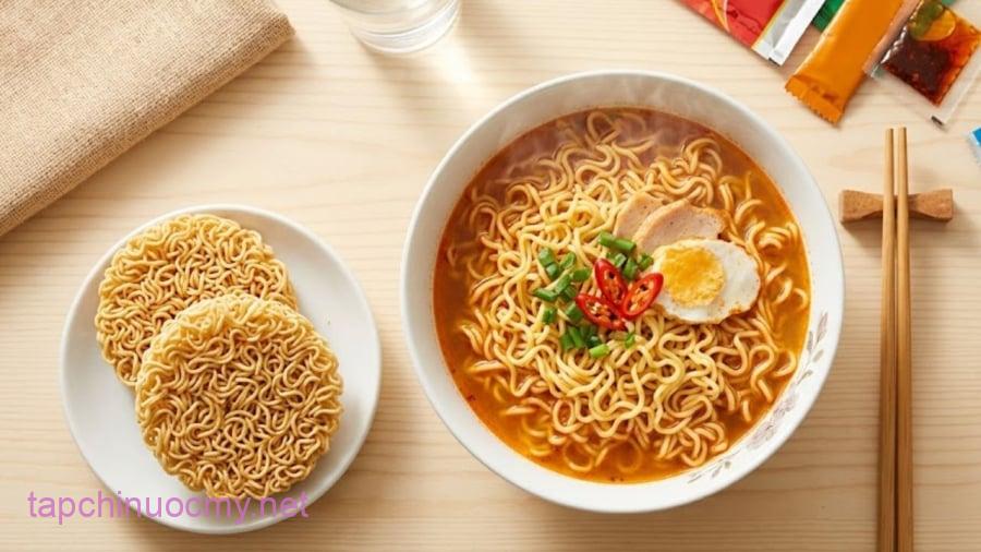 Thường xuyên ăn mì tôm có thể khiến cơ thể thiếu các dưỡng chất cần thiết, làm tăng nguy cơ mắc một số bệnh mạn tính.
